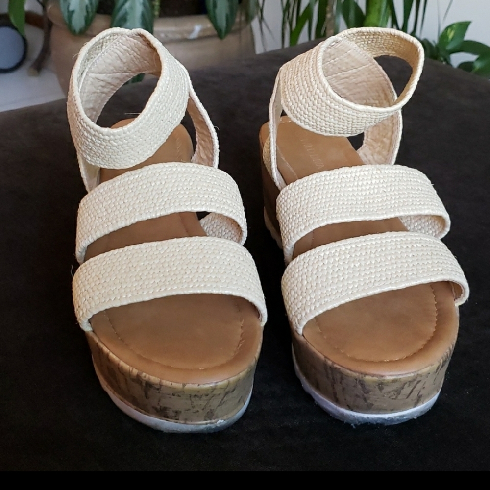 Wild Diva Platform  Sandals Size 8.5 Elastic upper - Picture 2 of 7
